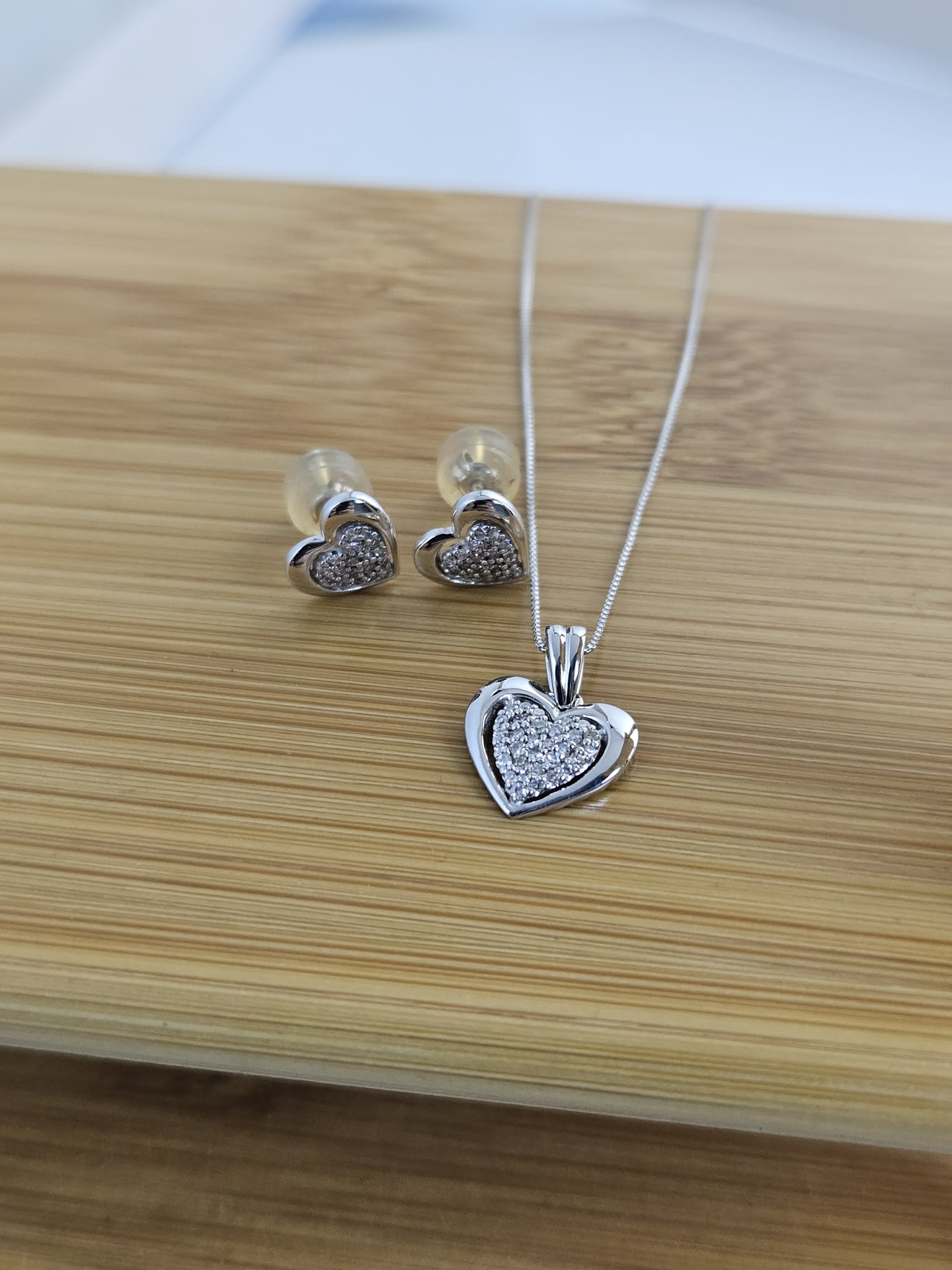 ENPRMND-001_White Gold Earrings & Pendant Chain Set